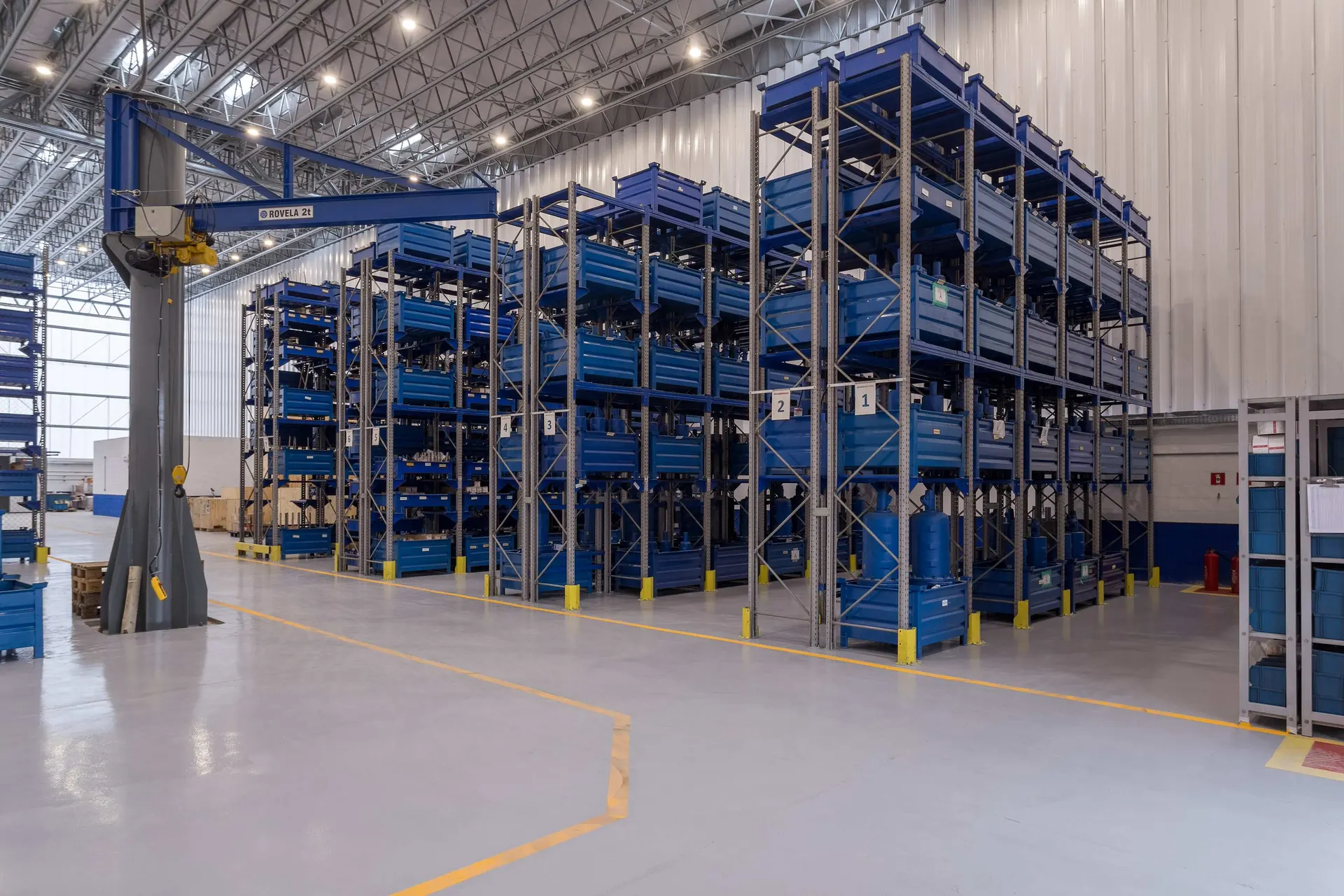 Planta industrial entregue pela Tektos, com estruturas de armazenagem e ponte rolante