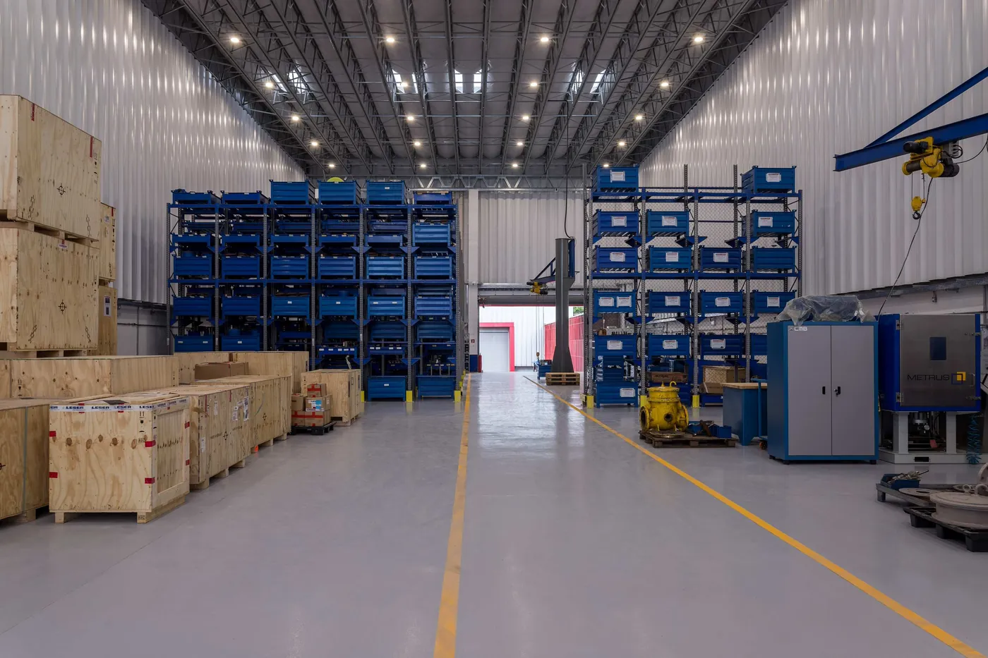 Galpão industrial com estruturas de armazenagem entregue pela Tektos