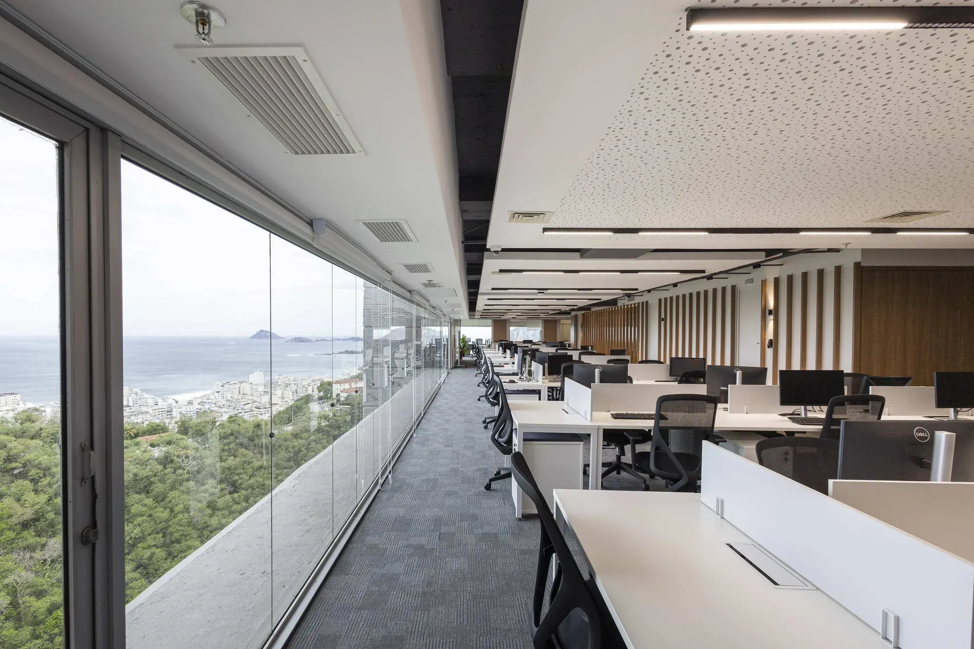 Escritório corporativo entregue pela Tektos, com vista para o mar